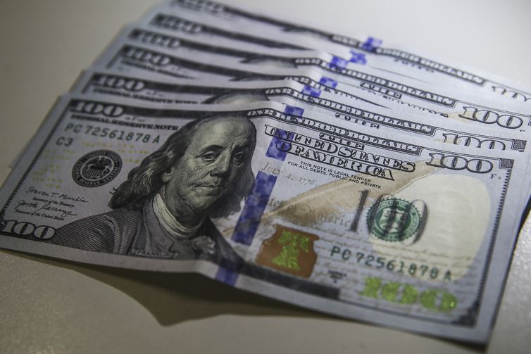 Dólar cai 2,14% e fecha abaixo de R$ 5 antes de redefinições de juros
