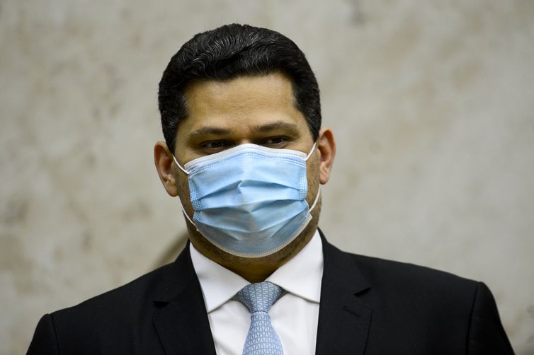 Ex-presidente do Senado é internado com fortes dores abdominais