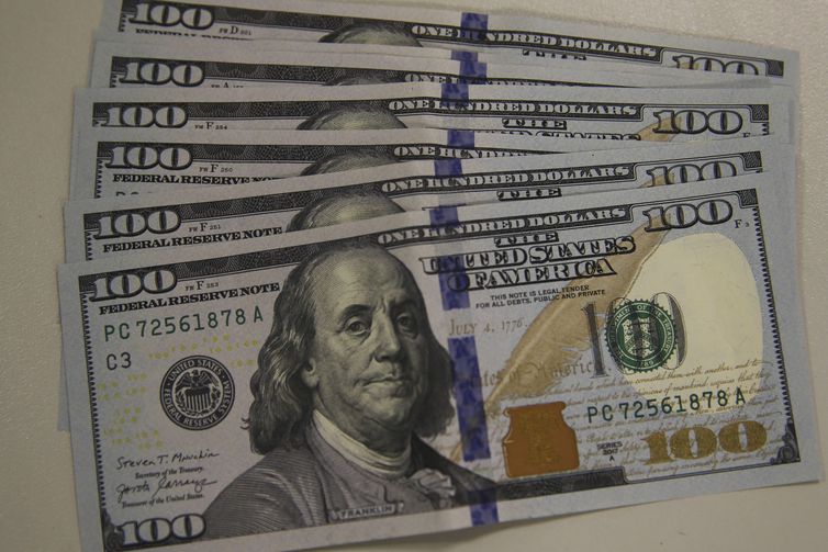 Influenciado pelo exterior, dólar fecha acima de R$ 5,07