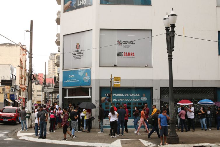 O desafio de conciliar geração de empregos com redução de custos 