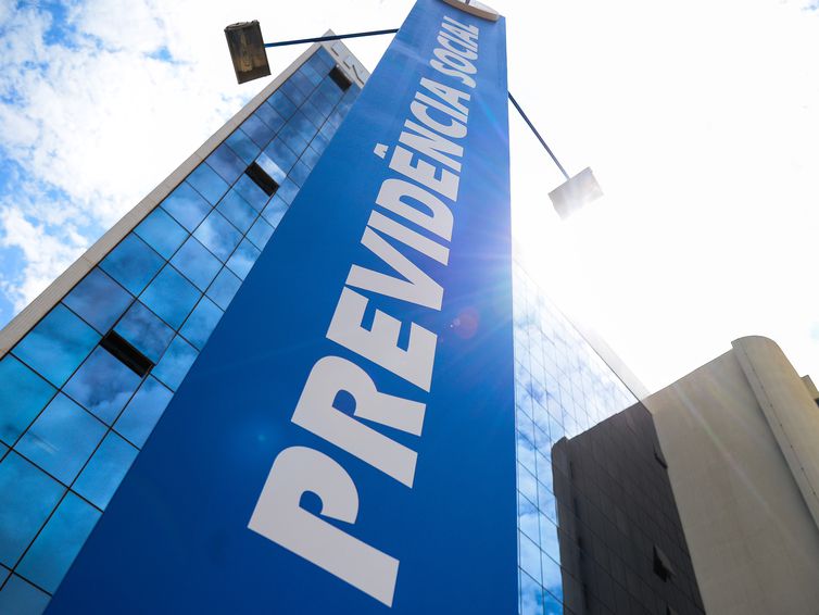 Segurados com NIS de finais 2 e 7 recebem primeira parcela do 13º