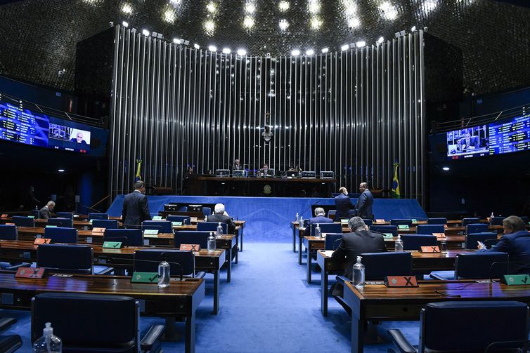 Senado aprova MP com piso permanente de R$ 400 para Auxílio Brasil