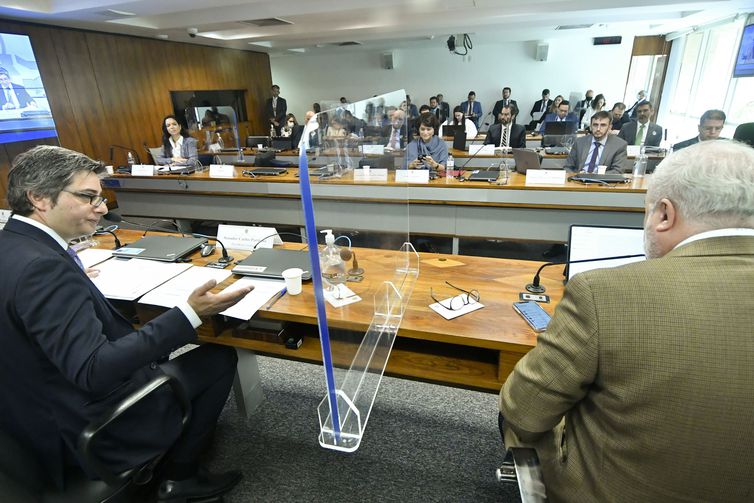 Senado discute projeto que regula produção de energia em alto-mar